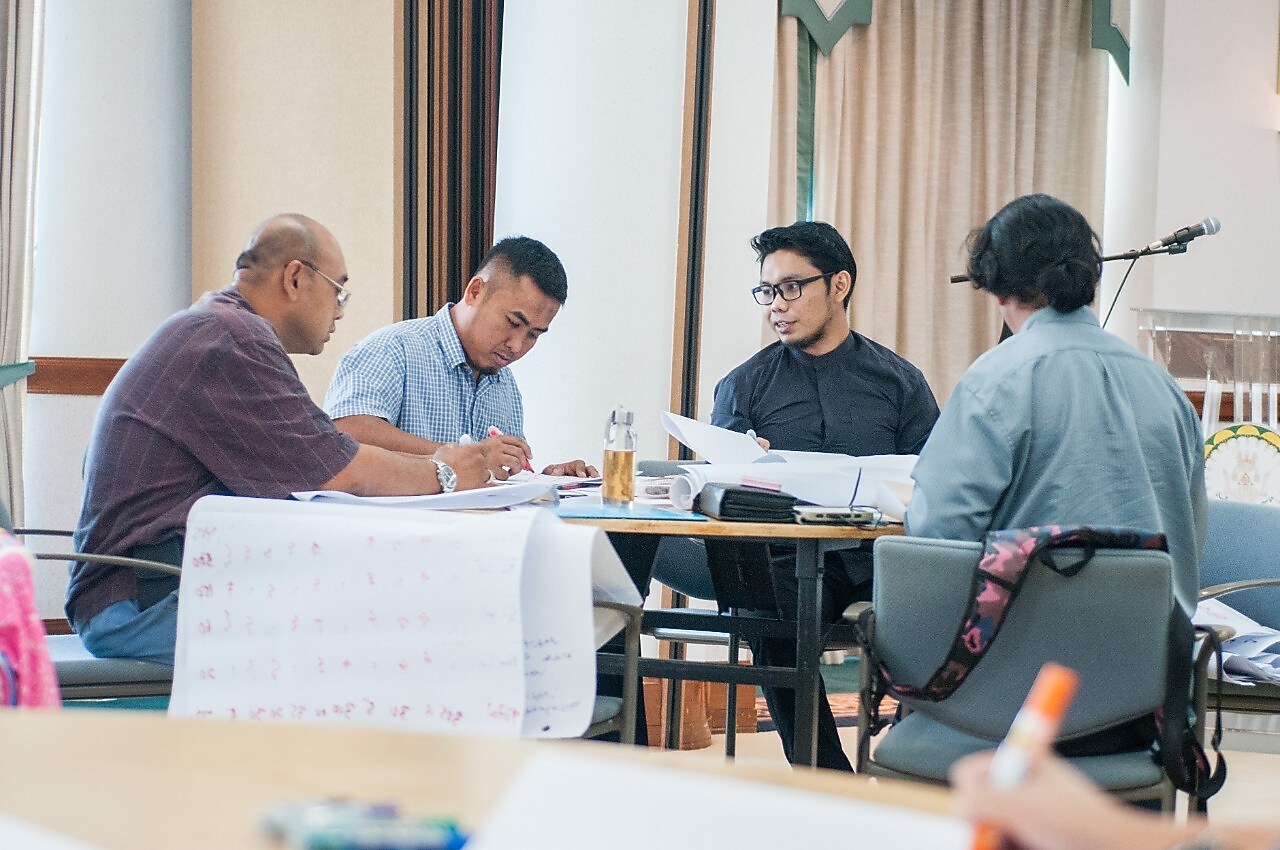 A group if people discussing about workshop