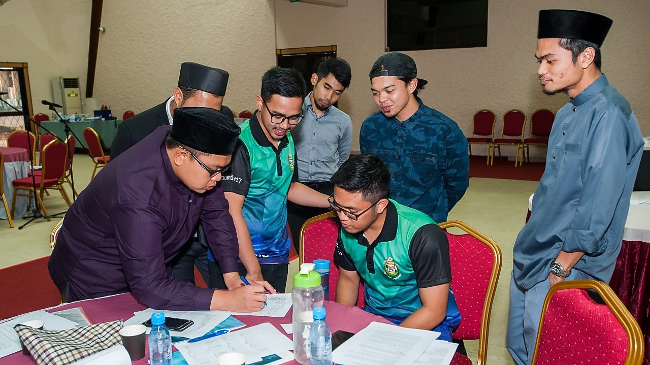 people in group discussion