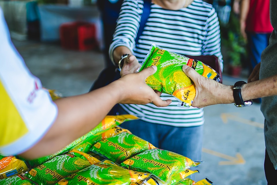 people distributing food items