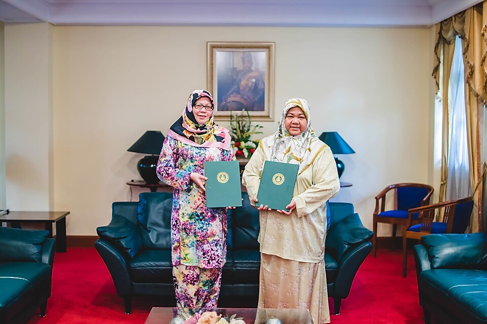 2 women in award ceremony