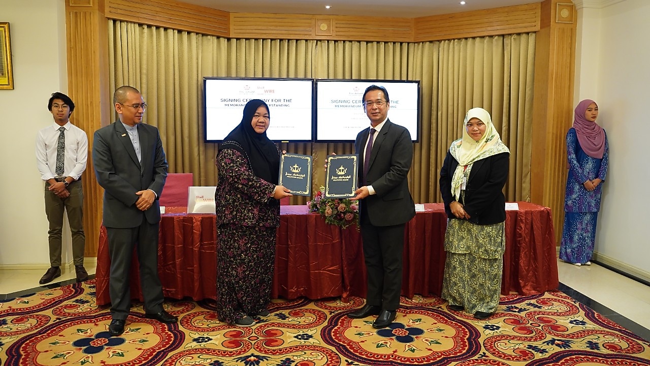 2 people in award ceremony